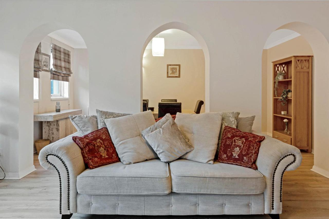 Elegant & Unique Getaway - Spacious 3 Bedroom, 2 Bathroom City Centre Apartment - Free Allocated Parking. Edinburgh Eksteriør bilde